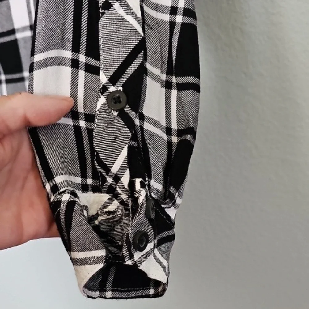 Torrid Large Black and White Check Plaid Flannel Button Front Long Sleeve blouse